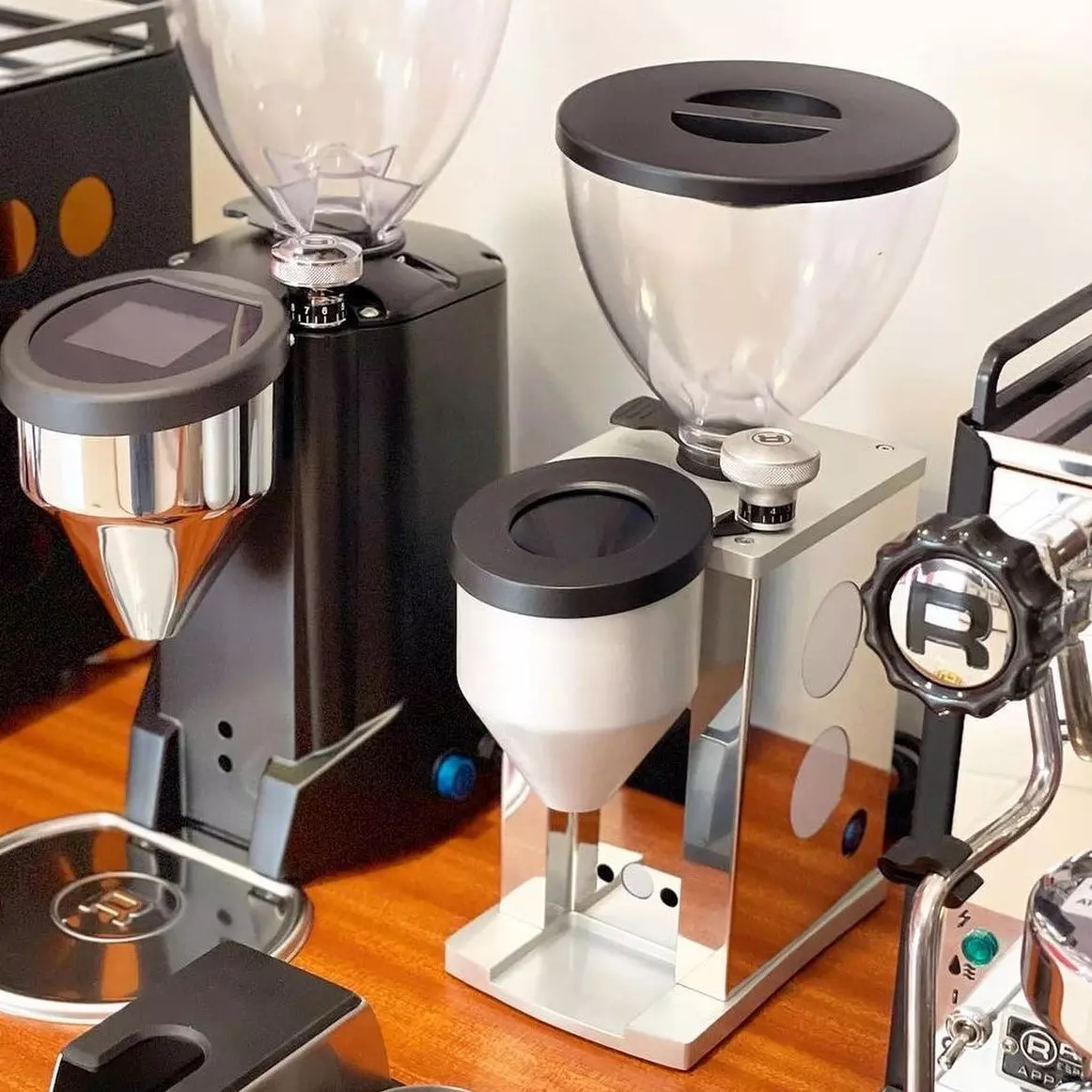 Mlýnek Rocket Espresso Faustino v bílé. Zdroj obrázku: Rocket Espresso Mlýnek Rocket Espresso Faustino v bílé.